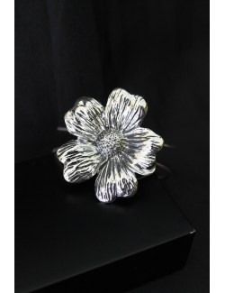 Bracciale rigido con fiore in argento