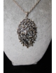 Collana lunga in argento con medaglione floreale