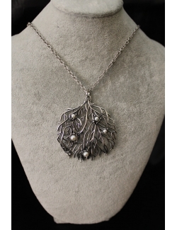 Collana con medaglione floreale e perline in argento