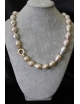 Collana di perle barocche con chiusura in argento dorato