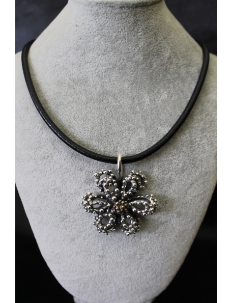 Collana con fiore in argento e bronzo