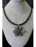 Collana con fiore in argento e bronzo