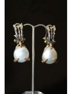 Coppia di orecchini con perla e argento