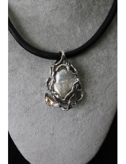 Collana con perla barocca e argento