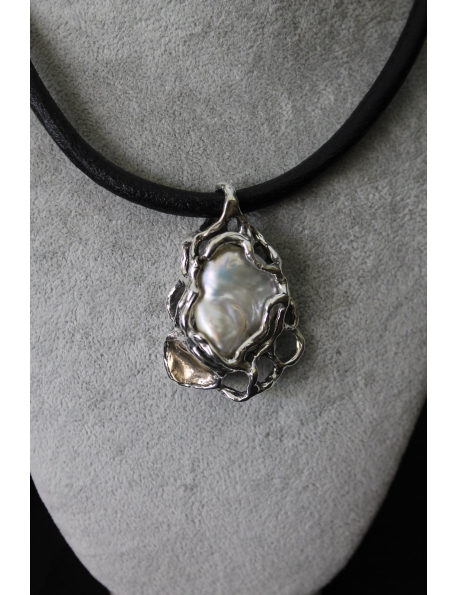 Collana con perla barocca e argento
