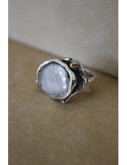 Anello con perla barocca e argento