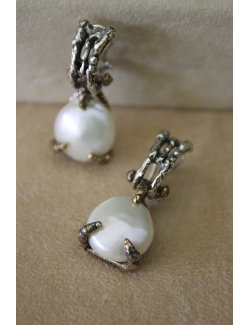 Coppia orecchini tre griffes in argento con perle