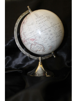 Mappamondo grande con bila di argento