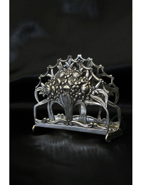 Portatovaglioli in argento cesellato a mano