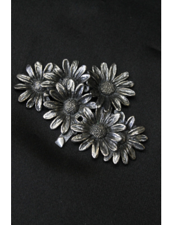 Gancio in argento per pergamena di laurea con margherite