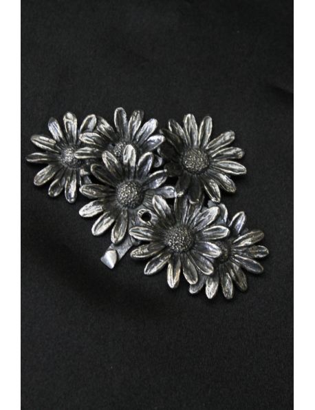 Gancio in argento per pergamena di laurea con margherite