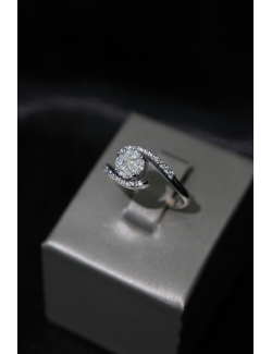 Anello in oro bianco con brillanti