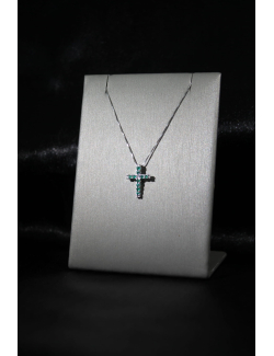 Croce in oro bianco con smeraldi e brillante