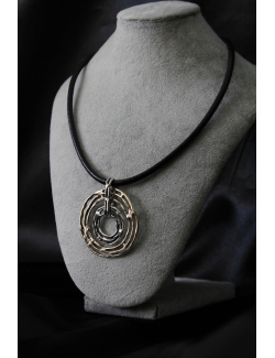 Collana con ciondolo doppio tondo in argento e bronzo