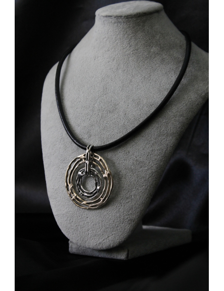 Collana con ciondolo doppio tondo in argento e bronzo