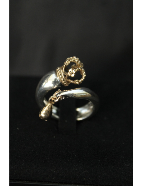 Anello in argento con corona dorata